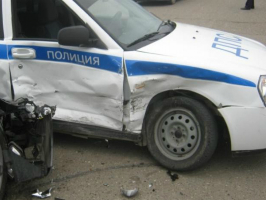 Пытавшийся скрыться от погони водитель иномарки протаранил «задом» автомобиль ДПС под Ростовом