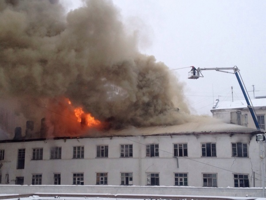 В центре Ростова-на-Дону горит трехэтажное здание