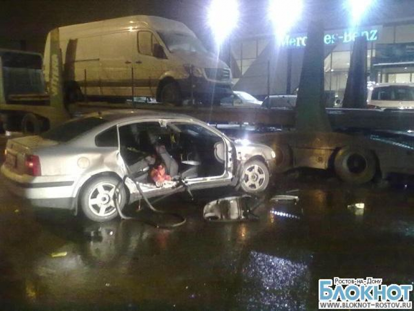 В Ростове девушка на иномарке врезалась в припаркованный автовоз: двое травмированы