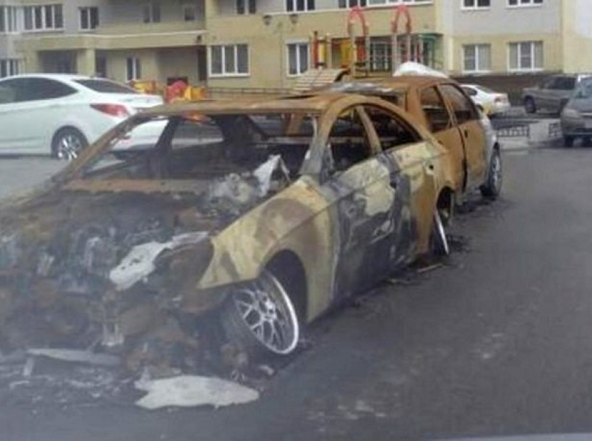 Припаркованные у детской площадки в Ростове иномарки сгорели дотла