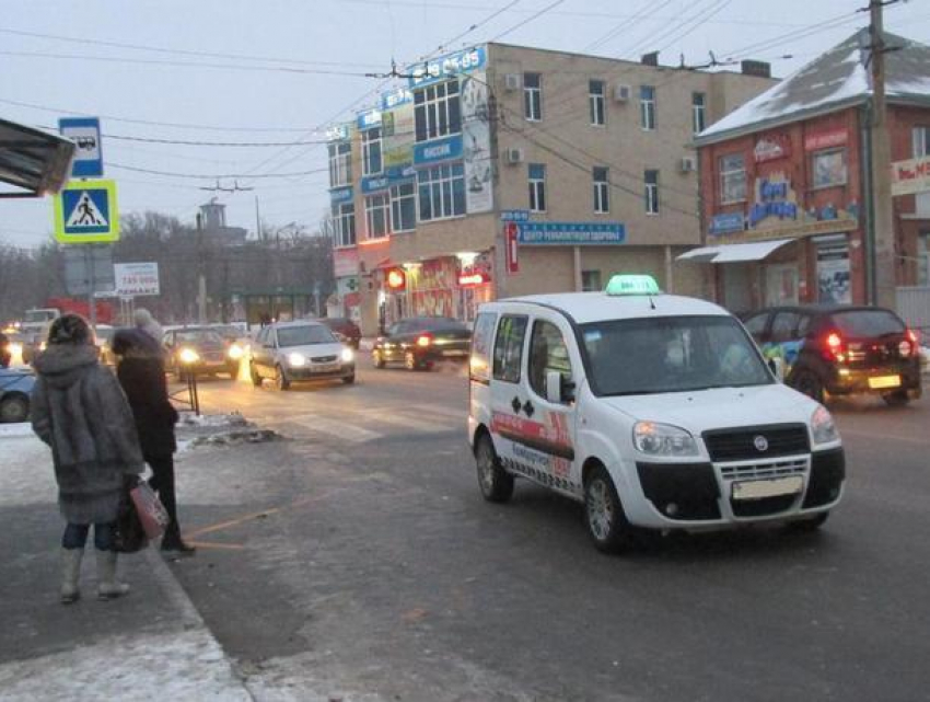 Женщина попала под колеса такси на пешеходном переходе в Таганроге 