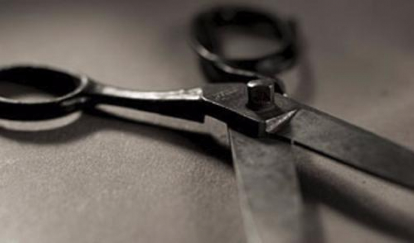 Мужчина ограбил пенсионеров, угрожая ножницами