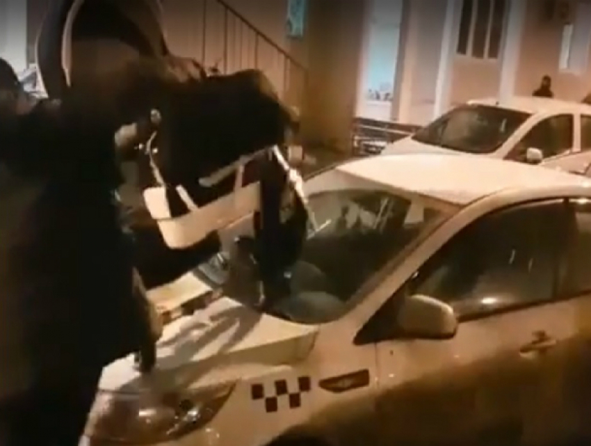 Сладкую месть устроил молодой отец с коляской безответственному водителю такси в Ростове