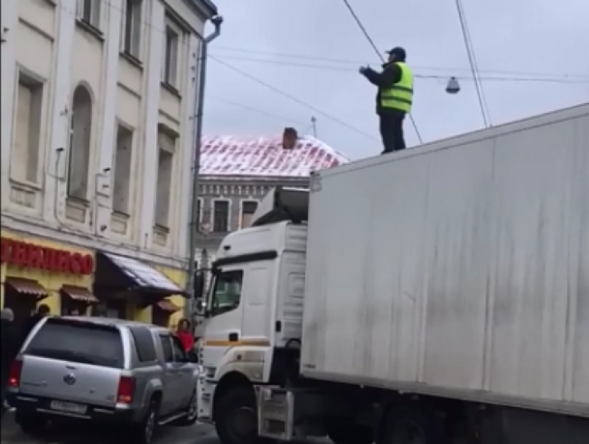 Водитель, перекрывший из-за долгов по зарплате дорогу в Москве, работал на ростовскую фирму