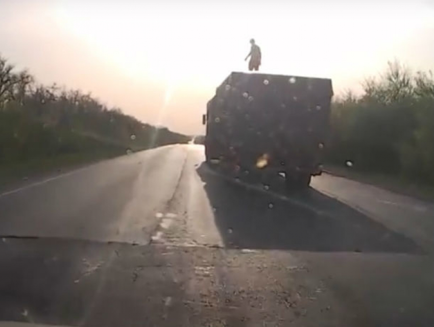 Рискованные трюки экстремалов на крыше движущегося КамАЗа в Ростовской области сняли на видео