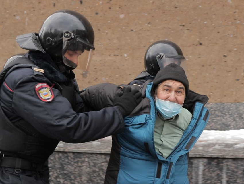 Ростовчанин заявил, что при задержании ему разбили зубной протез