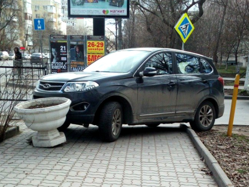 Поразительная наглость ростовского автохама подвергла опасности мамочек с колясками