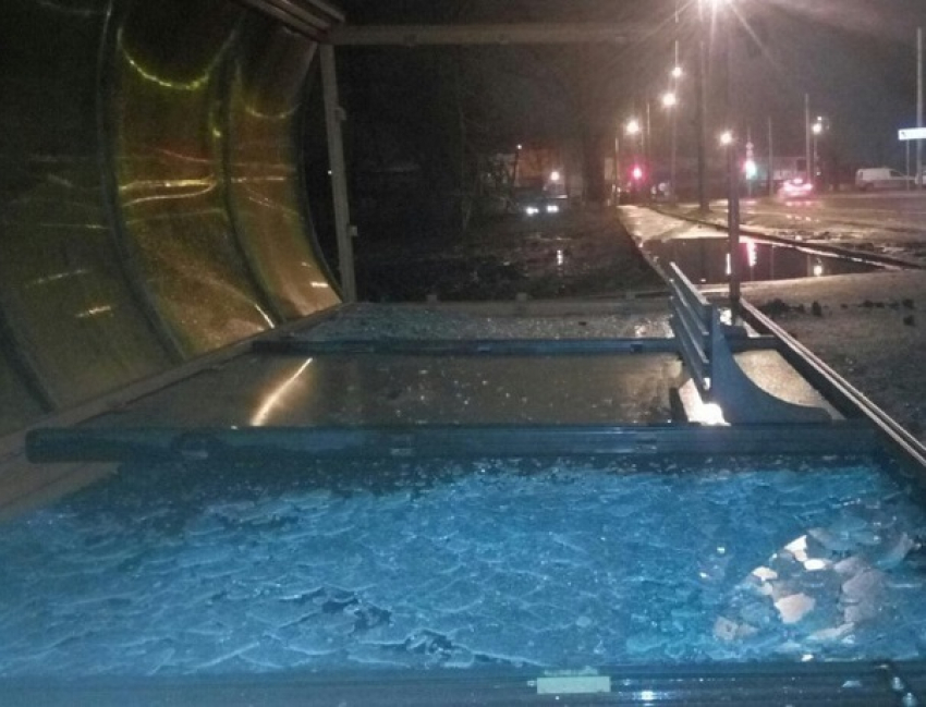 Автобусная остановка в Ростове под ударом стихии упала и разбилась