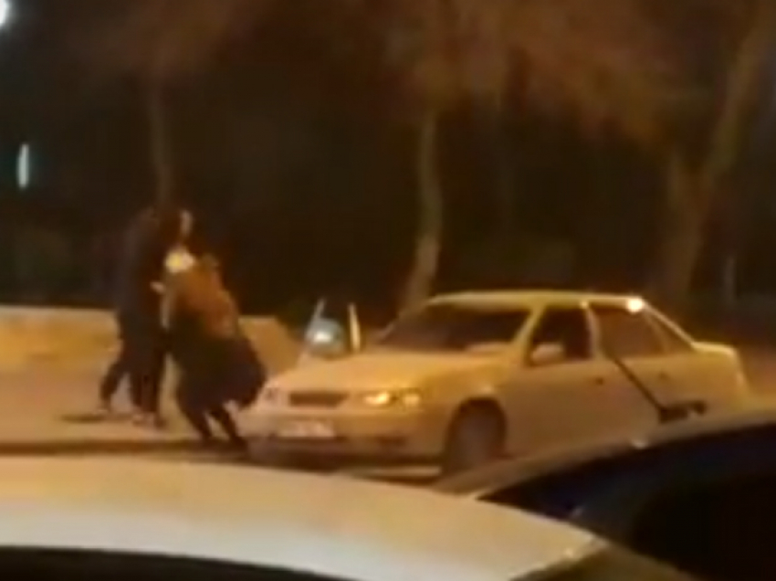 "Эротические» танцы двух ростовских красоток около авто сняли на видео