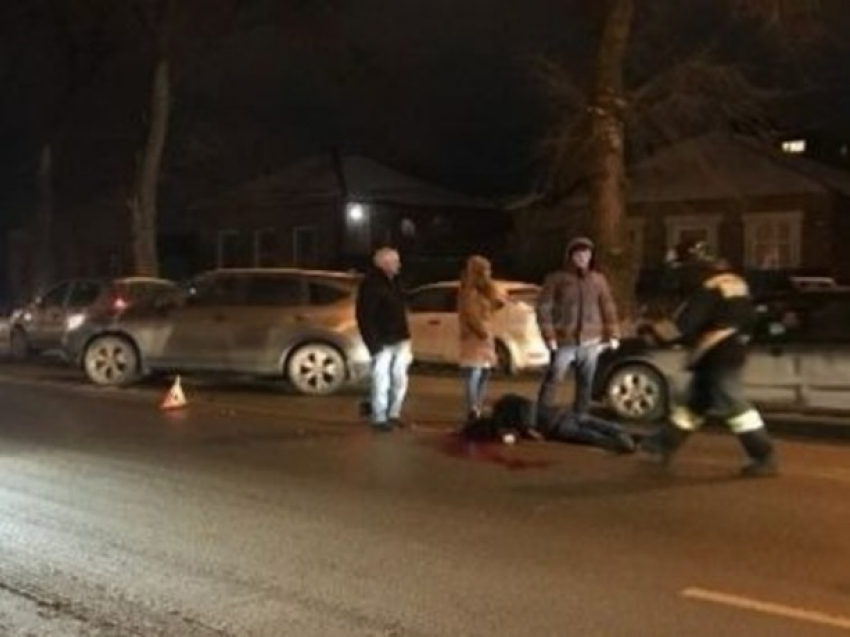 Перебежка через дорогу закончилась для жителя Ростова ожиданием скорой помощи в луже собственной крови 