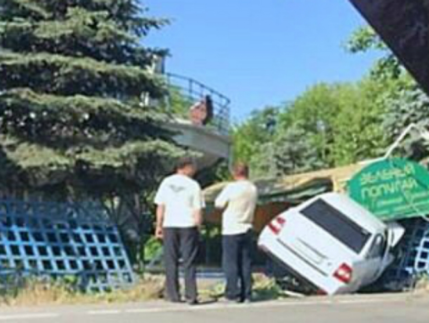 Уходящая от столкновения с КамАЗом легковушка «перелетела» через забор ресторана в Ростове 