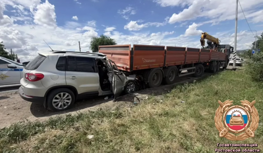 В полдень пожилой водитель иномарки влетел в КамАЗ и погиб в ДТП на донской трассе