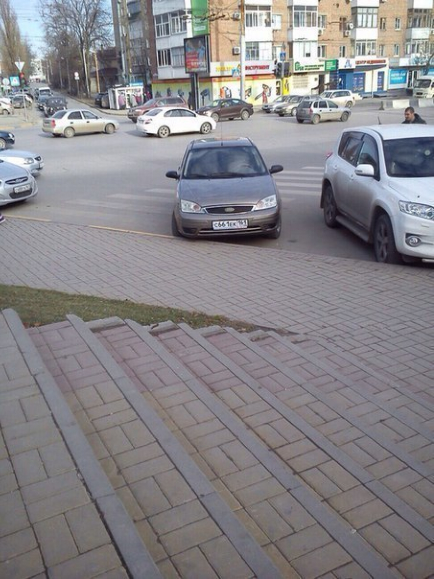 Ростовчане шокированы тем, что и пешеходные переходы стали местом для парковки