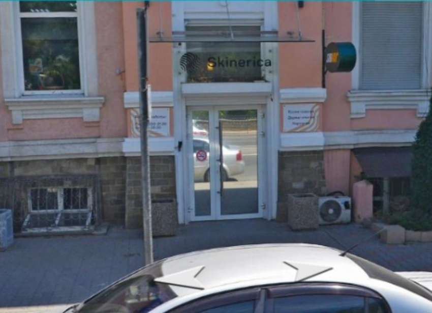 В ростовской косметологической клинике «Скинерика» отказались комментировать инцидент, случившийся с их пациенткой