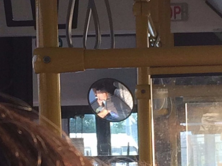 Мачо с сигаретой в зубах за рулем маршрутки взбесил пассажиров в Ростове