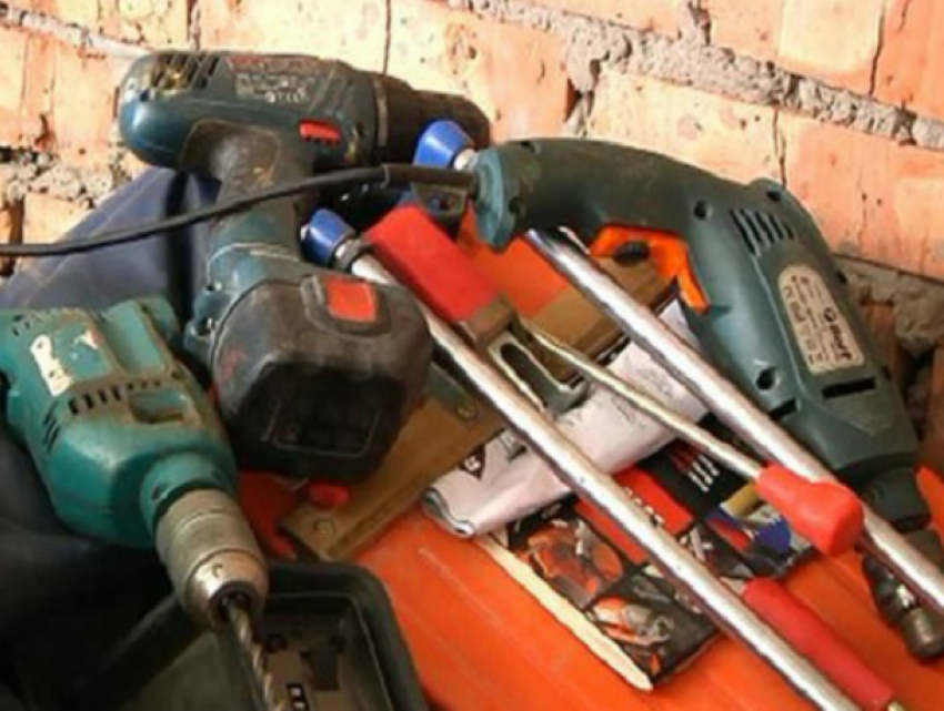 Рецидивист похитил у ростовских строителей сварочный аппарат, болгарку и дрель