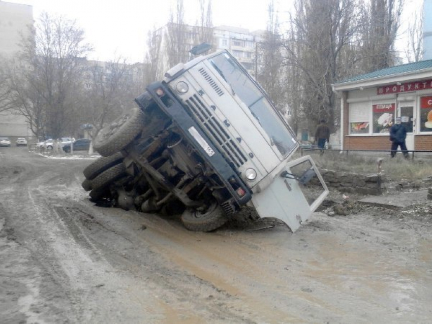 В Ростовской области работники водоканала провалились под землю на КамАЗе.Видео