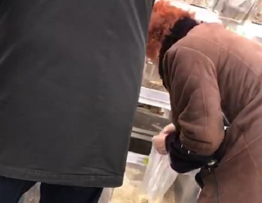 Возмутительную фасовку женщиной арахиса в «Ашане» снял на видео житель Ростова