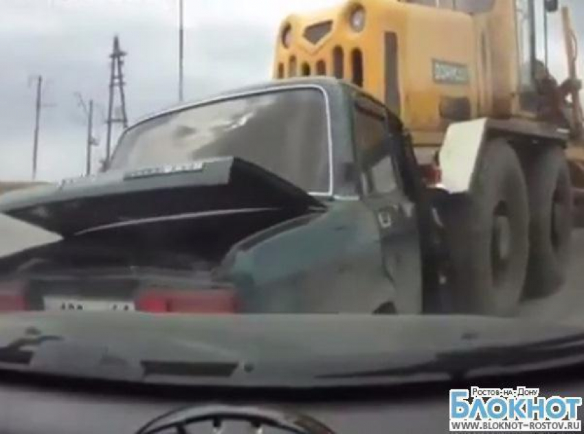 В Миллерово грейдер, поднимаясь в гору, покатился назад и смял несколько машин. ВИДЕО