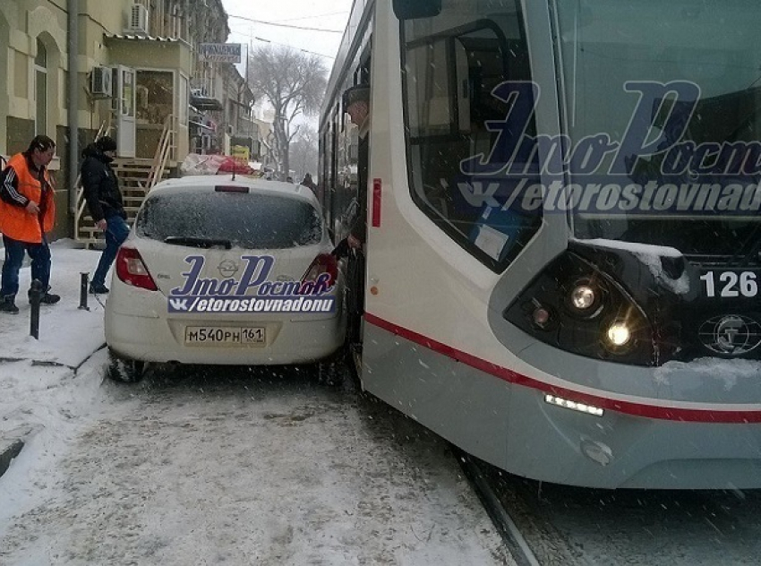 Автохам на «Опеле» перегородил дорогу новому трамваю в Ростове