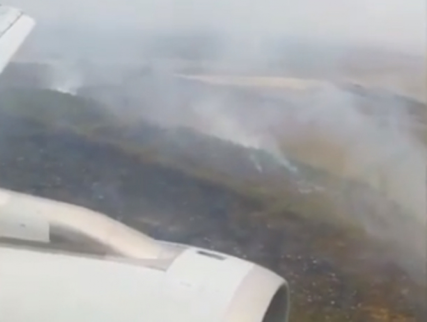 Страшный лесной пожар у ростовского аэропорта «Платов» запечатлели в иллюминатор пассажиры самолета