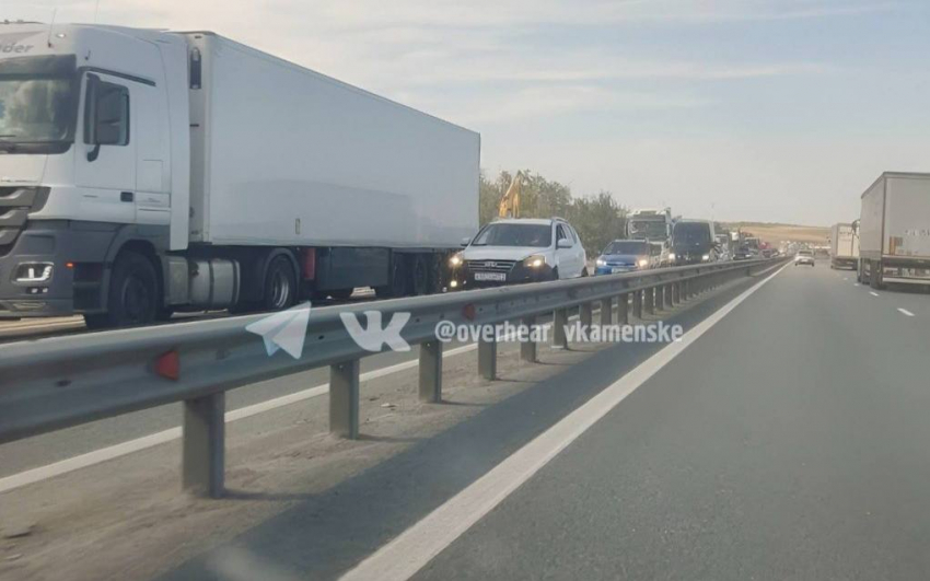 На трассе М-4 «Дон» десятикилометровая пробка в районе Калиновой балки