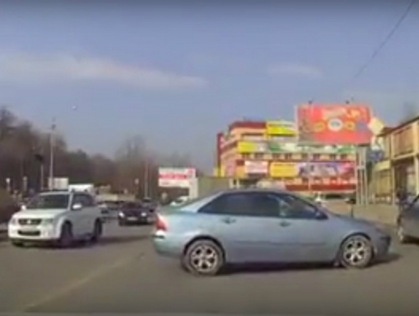 Автоледи в Ростове перекрыла дорогу в попытке припарковаться у обочины и попала на видео