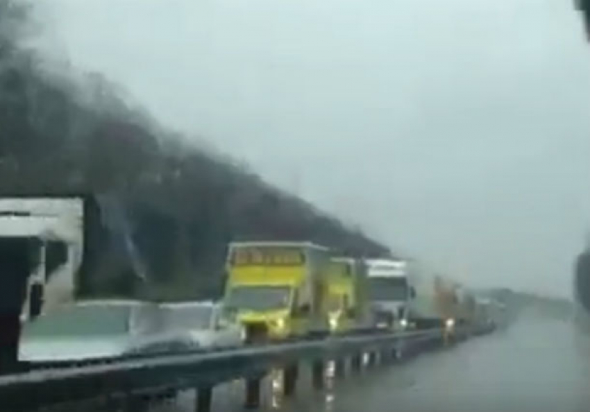 Рекордную пробку на залитой дождем трассе под Ростовом сняли на видео