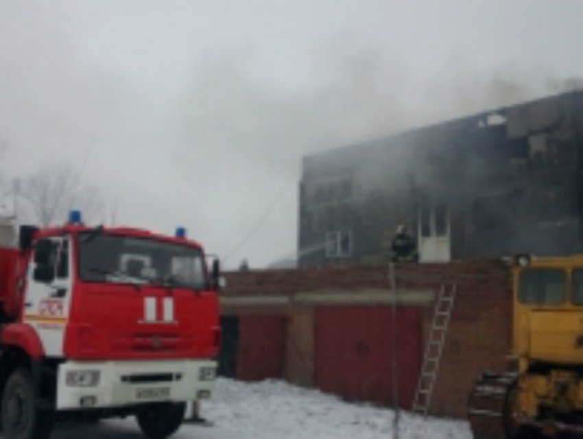 Объятый пламенем склад почти три часа полыхал под Ростовом