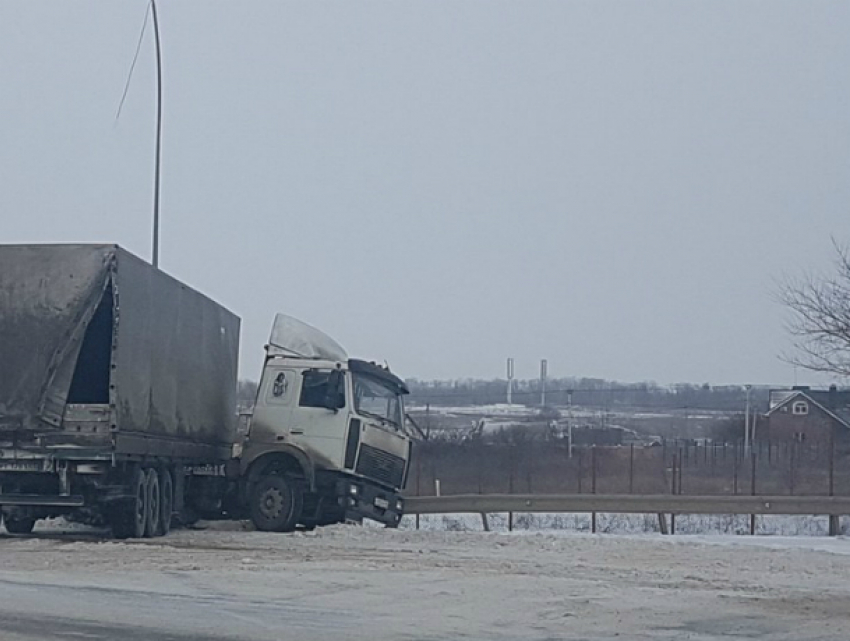 Жертва снегопада: потерявшая управление фура слетела на обочину и снесла опору ЛЭП под Ростовом