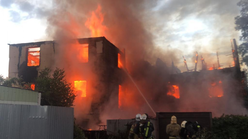 13 человек эвакуированы из-за пожара в частном доме в Ростове