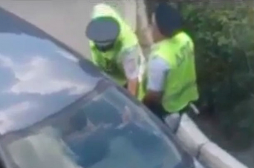 Автоледи оплатила штраф в кустах ростовского двора и попала на видео