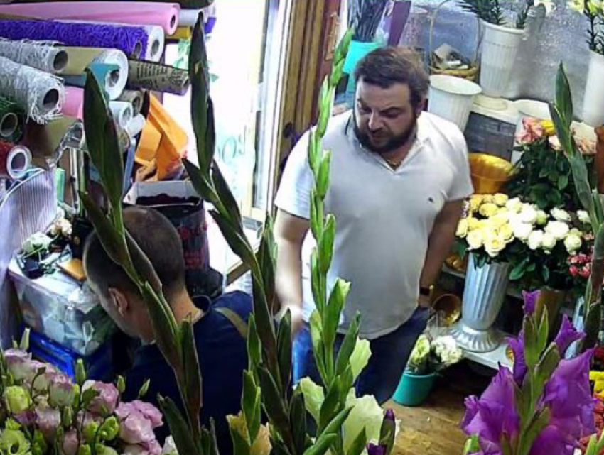 Ловкий манипулятор под объективами видеокамер нагло обманул продавца цветочного магазина в Ростове