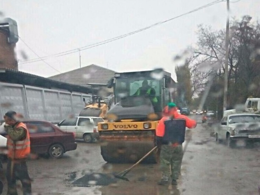 Укладка асфальта во время дождя и грязи в Ростове попала в объективы камер горожан