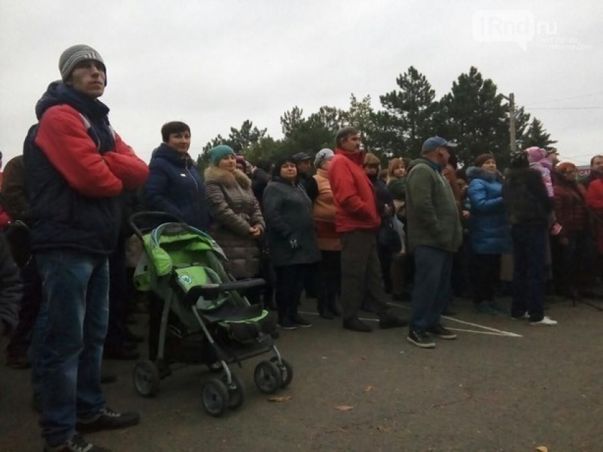 В Ростовской области люди в ужасе от ценника на платные дороги, а бесплатные полностью разрушены