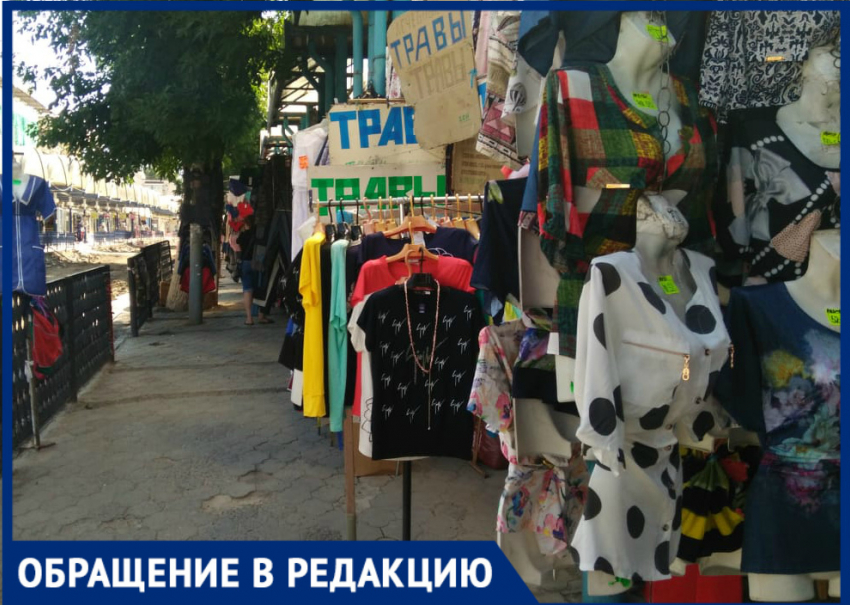 «Станиславского — это улица, а не рынок»: ростовчанке надоели гирлянды из трусов посреди тротуара