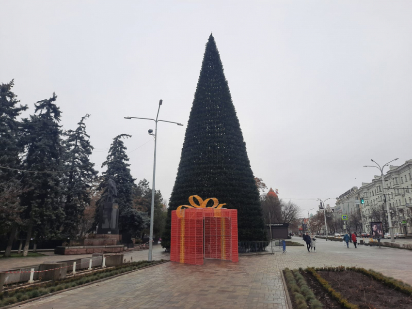 Новогоднюю елку у парка Горького украсят к концу недели