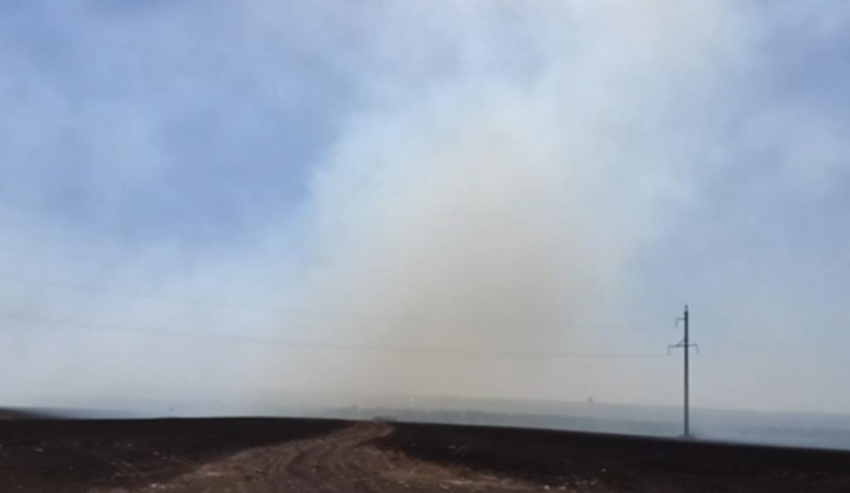 Власти: пожар на мусорном полигоне в Морозовске тушат