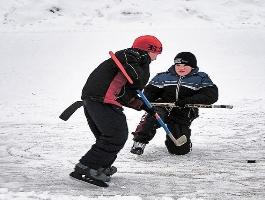 Рискованный хоккей на предательском льду озера в Ростове устроили трое школьников