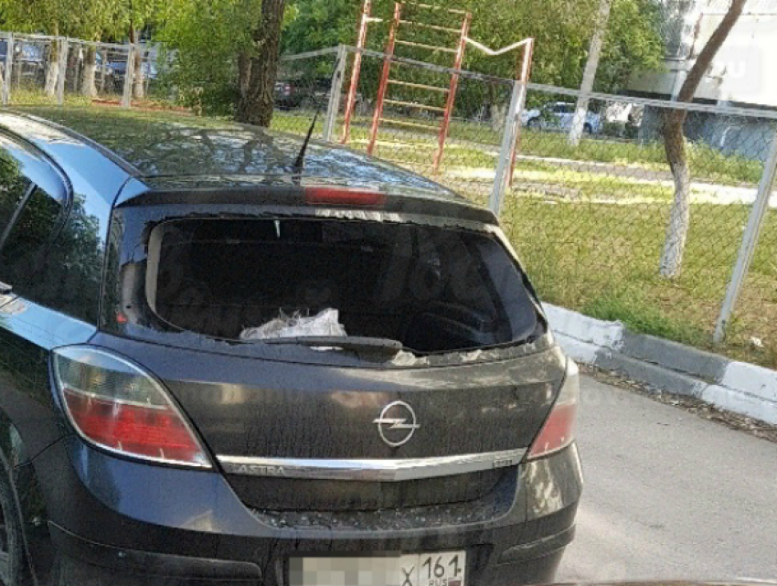 Позарившись на интересное «наглухо отбитые» автоворы разворотили иномарку в Ростове