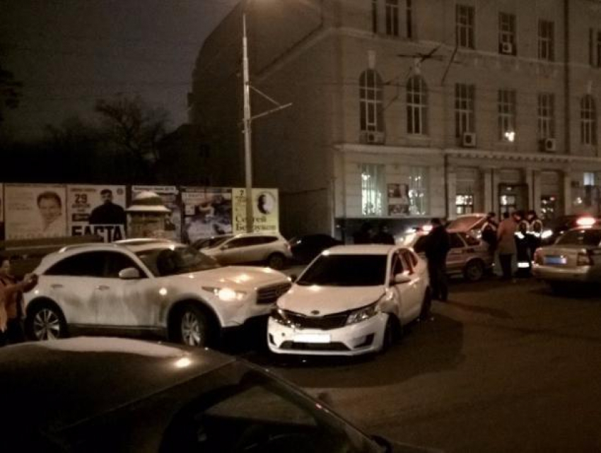 Столкновение иномарок в центре Ростова затруднило движение транспорта