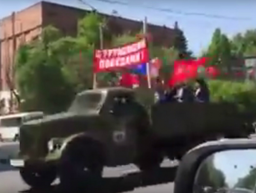 Легендарные советские автомобили с красными плакатами в центре Ростова попали на видео