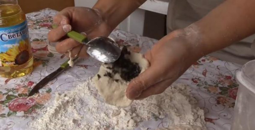 Пирожки с мухами испекла хуторянка для главы Неклиновского района