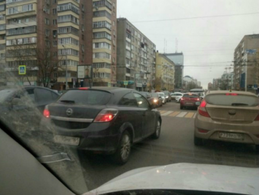 Сломанный светофор намертво сковал движение и спровоцировал автомобильную анархию в центре Ростова