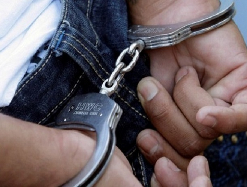 Мужчину с крупной партией наркотиков поймали в Ростовской области