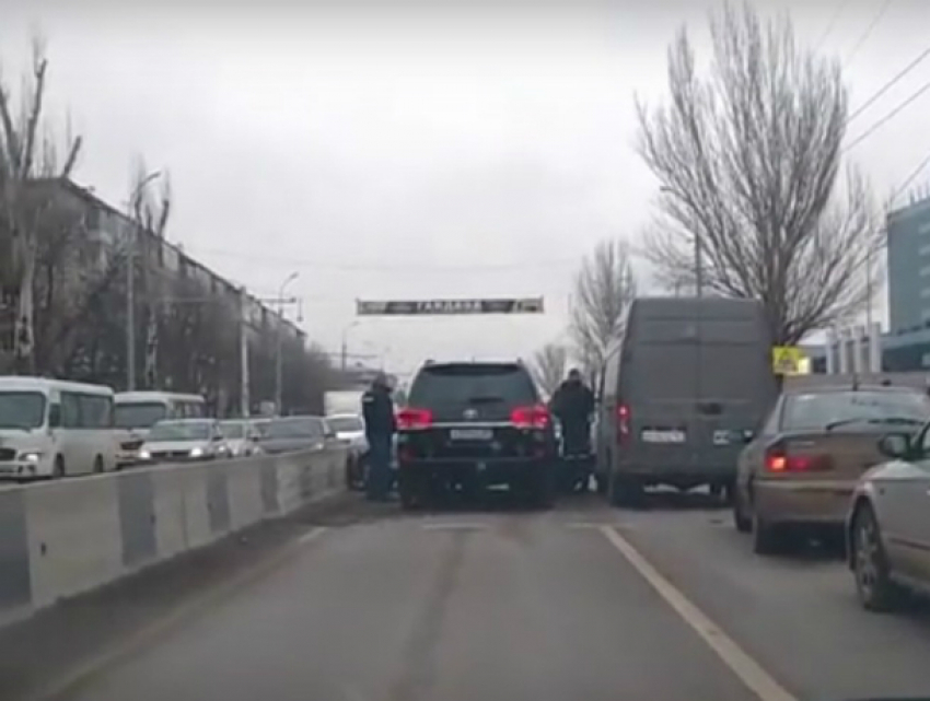 Девушка за рулем иномарки спровоцировала массовую аварию с большой пробкой в Ростове и попала на видео