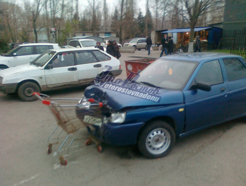 Продуктовая тележка протаранила припаркованный у супермаркета в Ростове автомобиль и насмешила соцсети