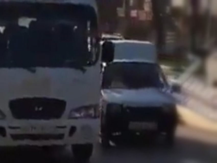 Борзый автомобильный драчун в Ростове испугался направленной на него видеокамеры