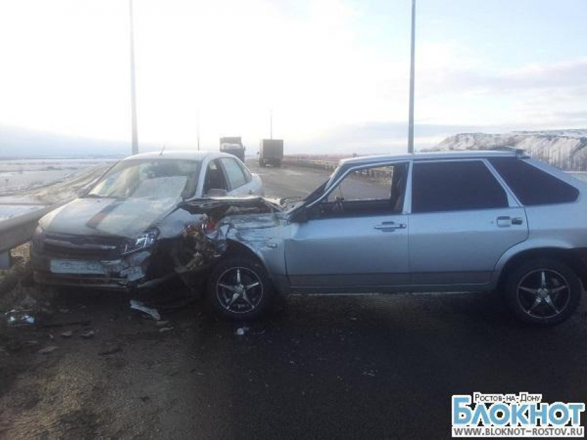На трассе в Ростовской области в ДТП с участием трех автомобилей пострадали мужчина и ребенок