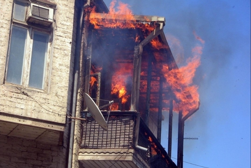 В Ростове при пожаре сгорел человек